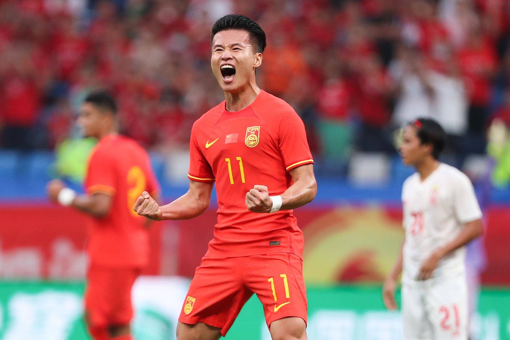 包含国脚再登场，赢得球迷热情追捧的词条