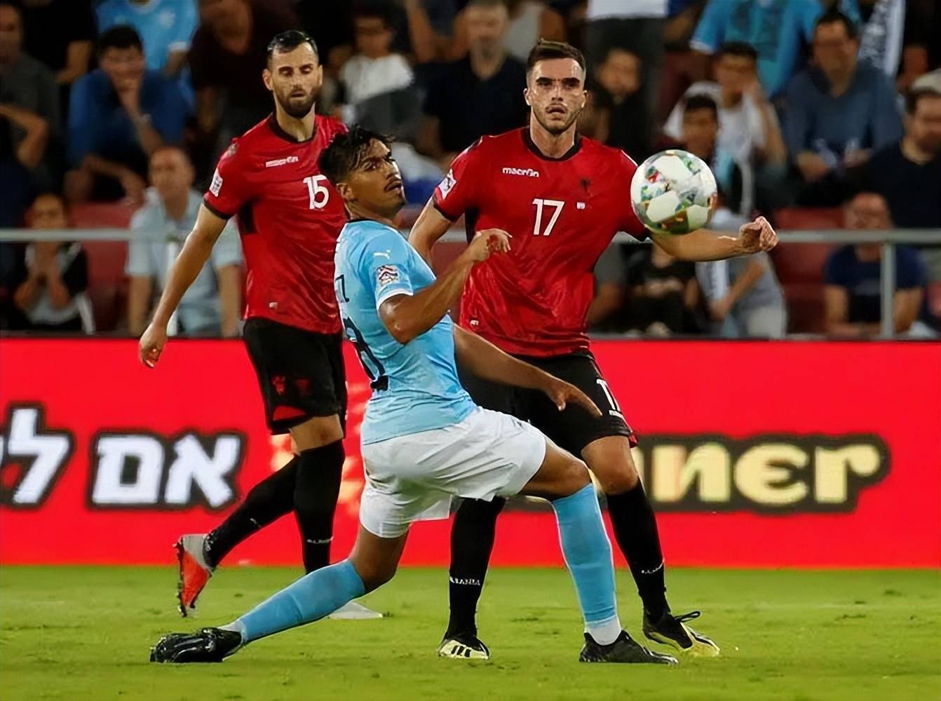 包含阿尔巴尼亚队三球横扫，锁定欧预赛半决赛的词条