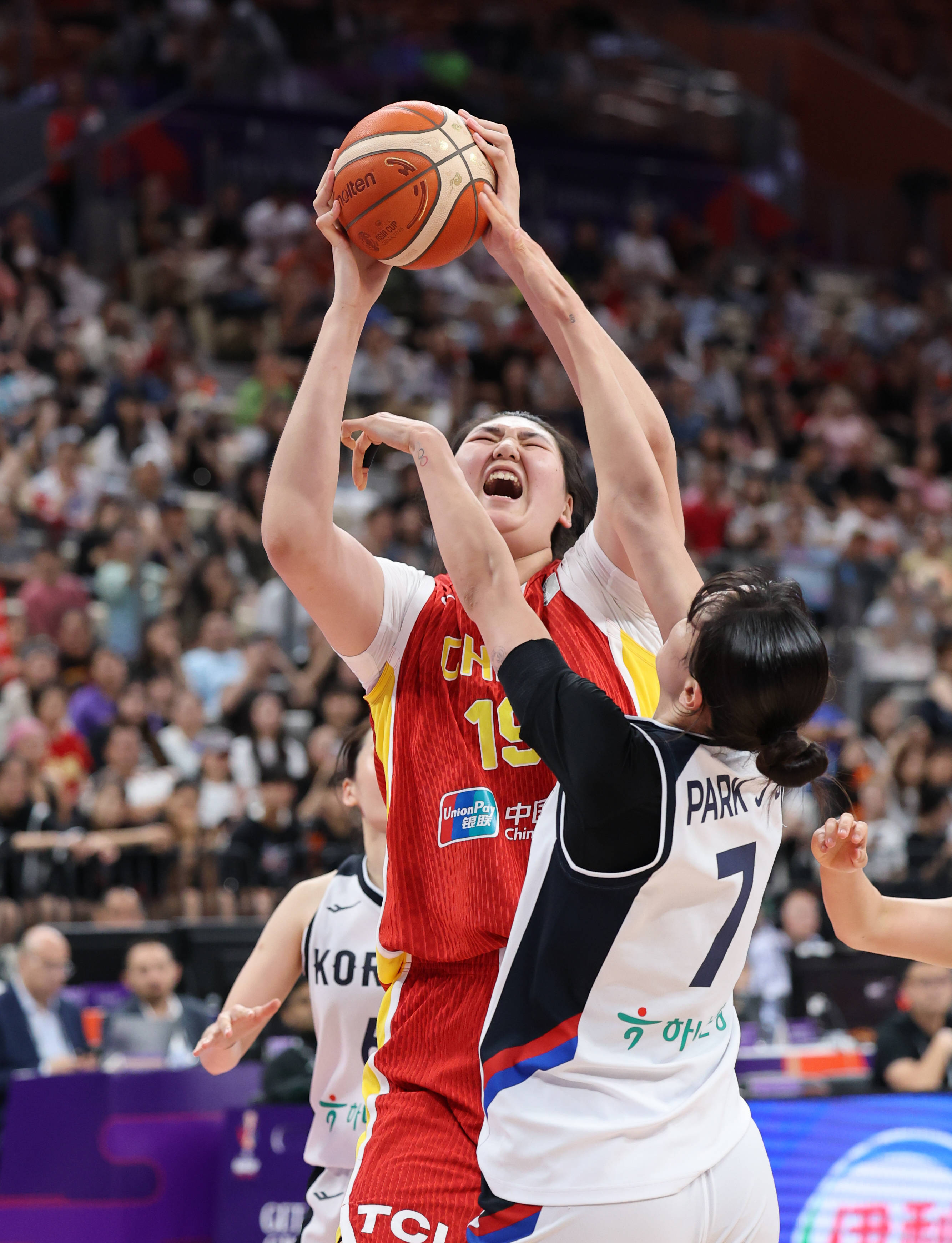 亚洲球员在NBA比赛中引发热议