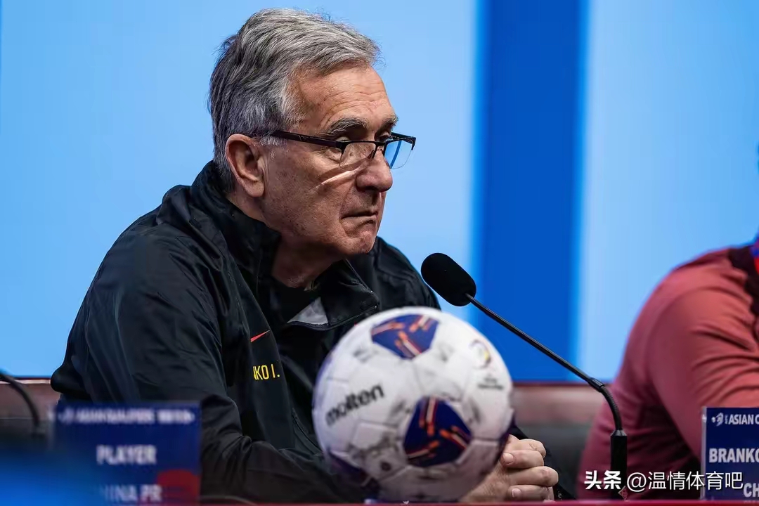 瓦伦西亚主教练宣布辞职球队动荡状态的简单介绍