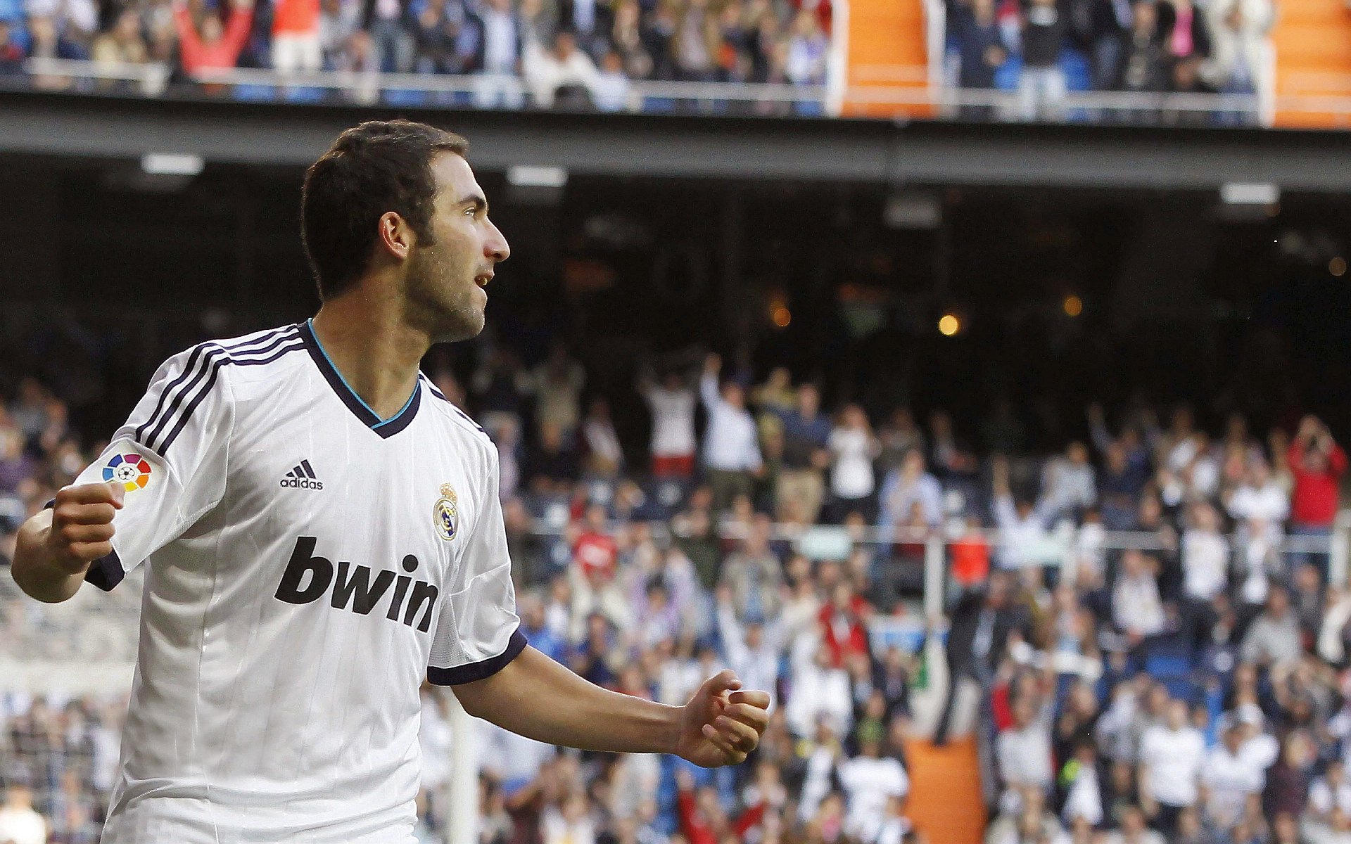 跨界主宰日，步行者铁蹄踏破雄鹿，保罗化身绿茵指挥官