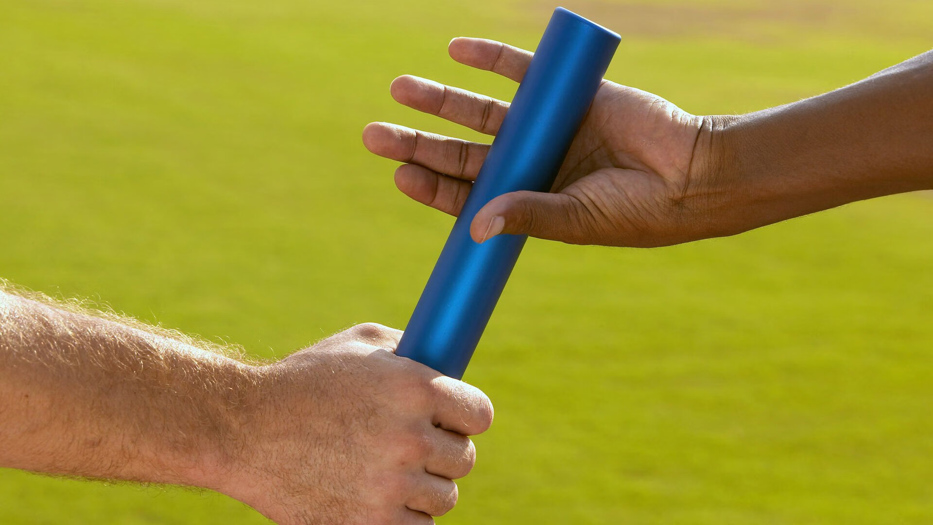 赛道绝境中的红与白，塞恩斯高光演绎，红牛绝杀索伯